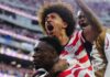 Estados Unidos dão aula de futebol, goleiam o Paraguai e inflamam sonho em casa Estados Unidos Folarin Balogun é abraçado por Chris Richards na comemoração do seu primeiro gol
