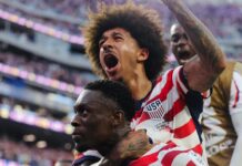 Estados Unidos dão aula de futebol, goleiam o Paraguai e inflamam sonho em casa Estados Unidos Folarin Balogun é abraçado por Chris Richards na comemoração do seu primeiro gol