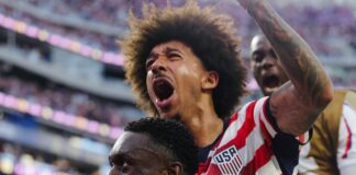 Estados Unidos dão aula de futebol, goleiam o Paraguai e inflamam sonho em casa Estados Unidos Folarin Balogun é abraçado por Chris Richards na comemoração do seu primeiro gol