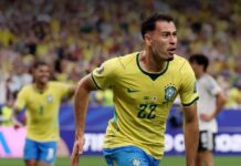 Brasil Gabriel Martinelli corre para comemorar o seu gol da classificação