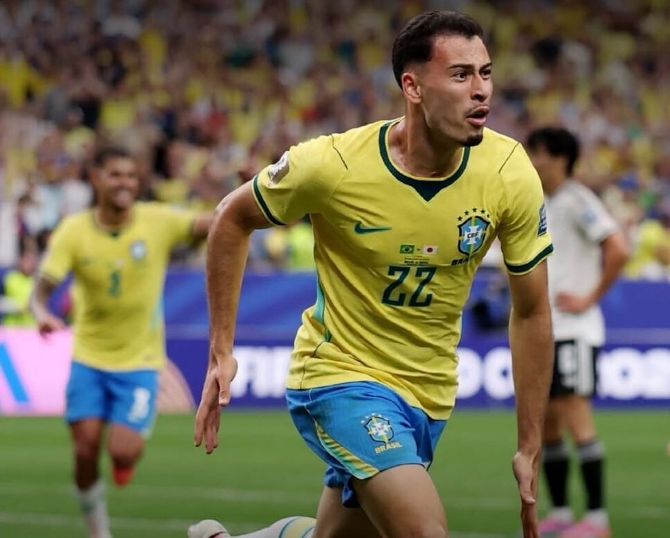 Brasil Gabriel Martinelli corre para comemorar o seu gol da classificação