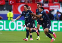 Paraguai resiste com um a menos, derruba a Turquia e segue vivo em busca da vaga ao mata-mata Galarza (23) é seguido pelos companheiros na comemoração do seu gol, anotado aos 65 segundos do primeiro tempo