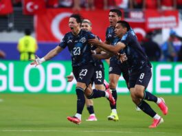 Galarza (23) é seguido pelos companheiros na comemoração do seu gol, anotado aos 65 segundos do primeiro tempo