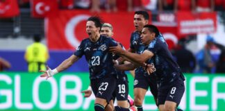 Galarza (23) é seguido pelos companheiros na comemoração do seu gol, anotado aos 65 segundos do primeiro tempo