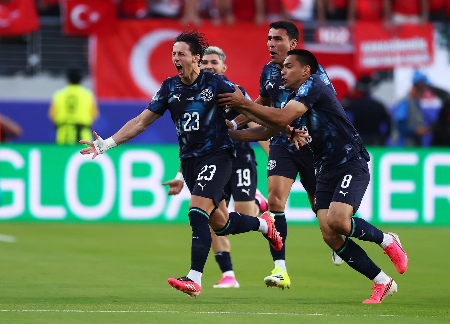 Galarza (23) é seguido pelos companheiros na comemoração do seu gol, anotado aos 65 segundos do primeiro tempo