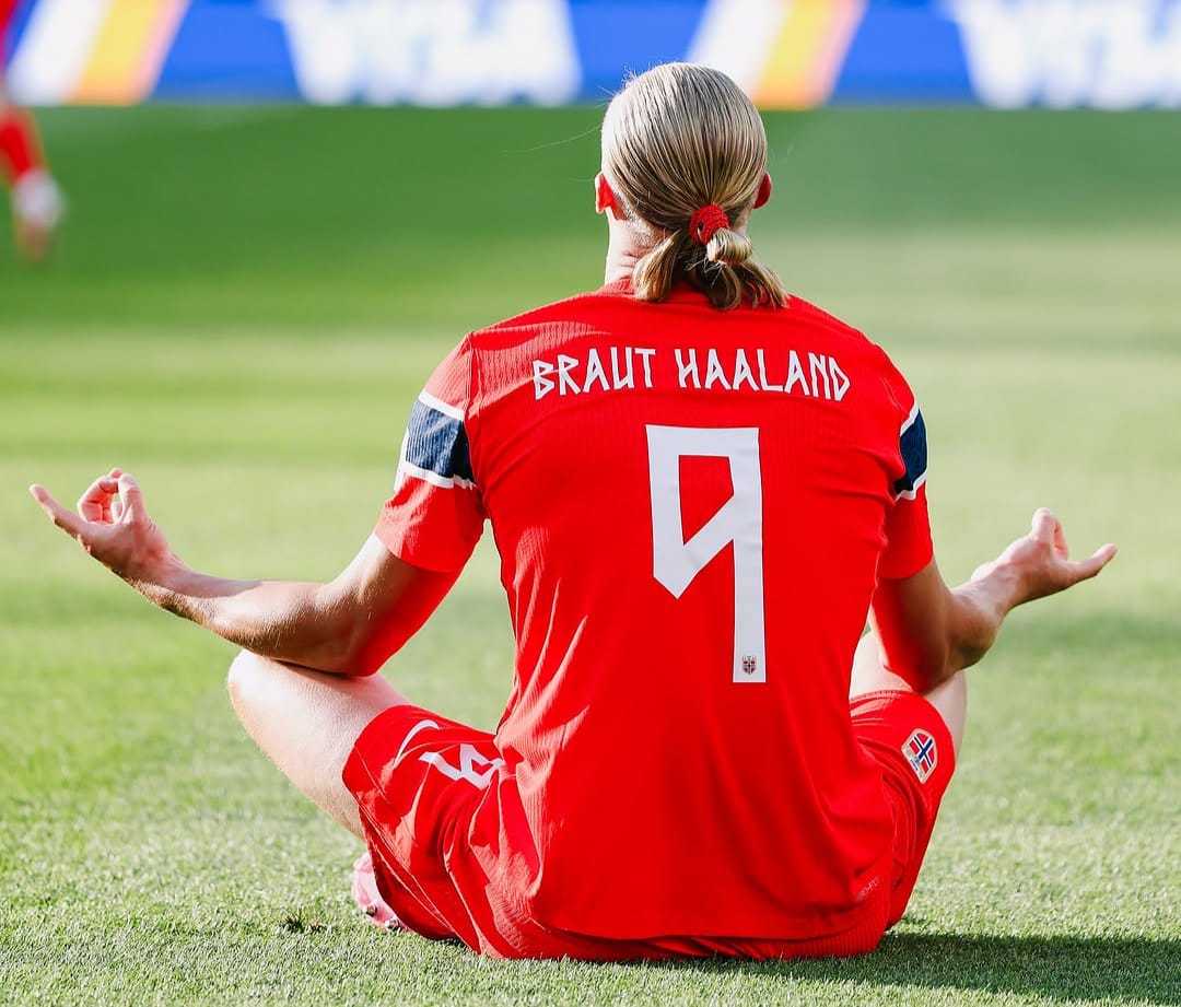 Haaland mostra o seu cartão de visitas e marca o primeiro gol em sua estreia em uma Copa do Mundo