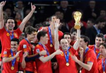 Copa de 2010: a festa irreverente africana, o gol de Iniesta e a consagração da Fúria Copa de 2010 Iniesta celebra a conquista da Espanha com a taça de campeão da Copa do Mundo de 2010 na África do Sul