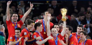 Copa de 2010 Iniesta celebra a conquista da Espanha com a taça de campeão da Copa do Mundo de 2010 na África do Sul