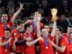 Copa de 2010: A festa irreverente africana, o gol de Iniesta e a consagração da Fúria Copa de 2010 Iniesta celebra a conquista da Espanha com a taça de campeão da Copa do Mundo de 2010 na África do Sul
