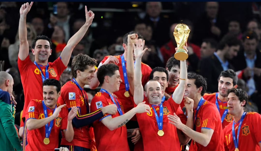 Copa de 2010 Iniesta celebra a conquista da Espanha com a taça de campeão da Copa do Mundo de 2010 na África do Sul