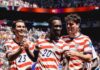 Estados Unidos Autor do segundo gol, Folarin Balogun (c) é abraçado Joe Scally (23) e Giovanni Reyna / Usmnt