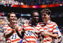 Estados Unidos ganham outro gol contra, batem a Austrália e carimbam a vaga ao mata-mata Estados Unidos Autor do segundo gol, Folarin Balogun (c) é abraçado Joe Scally (23) e Giovanni Reyna / Usmnt