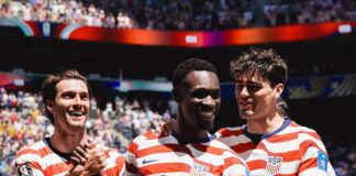 Estados Unidos Autor do segundo gol, Folarin Balogun (c) é abraçado Joe Scally (23) e Giovanni Reyna / Usmnt