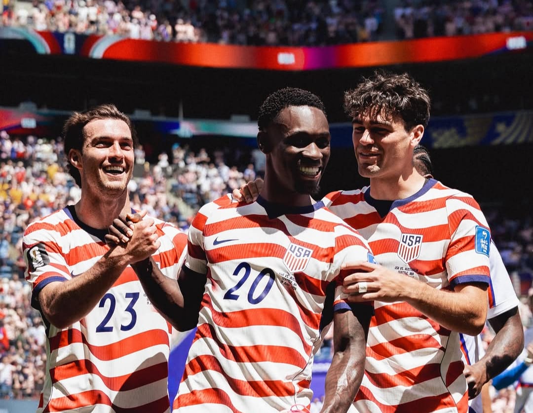 Estados Unidos Autor do segundo gol, Folarin Balogun (c) é abraçado Joe Scally (23) e Giovanni Reyna / Usmnt