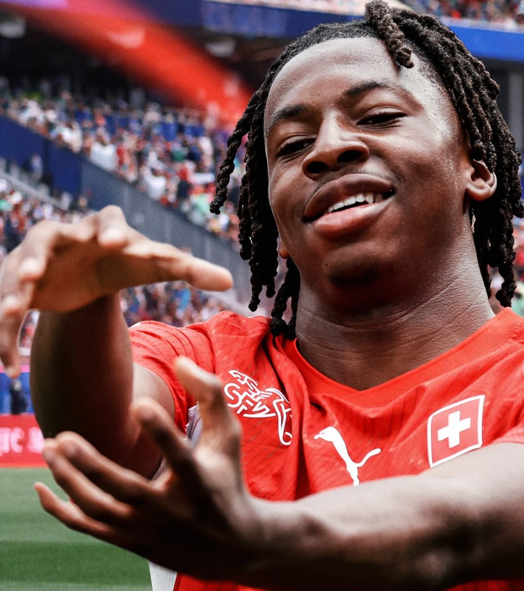 Suíça Johan Manzambi comemora o seu primeiro gol na vitória da Suíça sobre a Bósnia