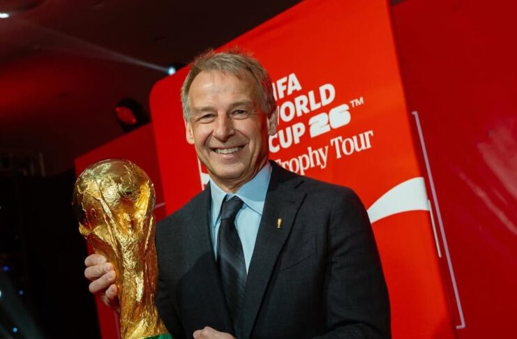 Jürgen Klinsmann aponta o Brasil como surpresa capaz de conquistar a Copa Klinsmann Jüergen Klinsmann durante evento do tour da Taça Fifa; ex-atacante alemão vê o Brasil no bolo dos favoritos da Copa
