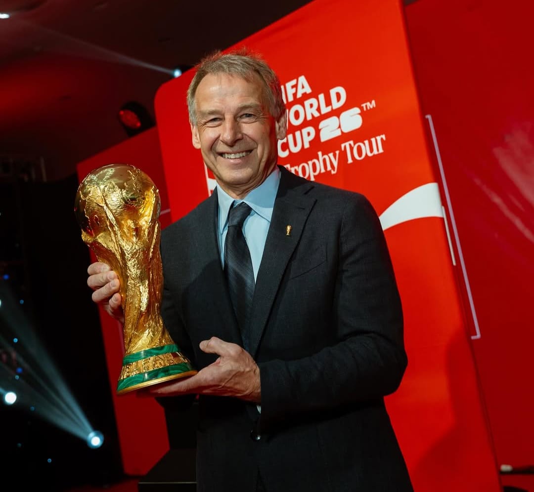 Klinsmann Jüergen Klinsmann durante evento do tour da Taça Fifa; ex-atacante alemão vê o Brasil no bolo dos favoritos da Copa
