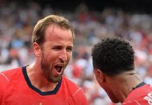 Inglaterra Harry Kane comemora o seu gol com Bellingham