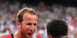 Inglaterra Harry Kane comemora o seu gol com Bellingham