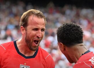 Inglaterra Harry Kane comemora o seu gol com Bellingham