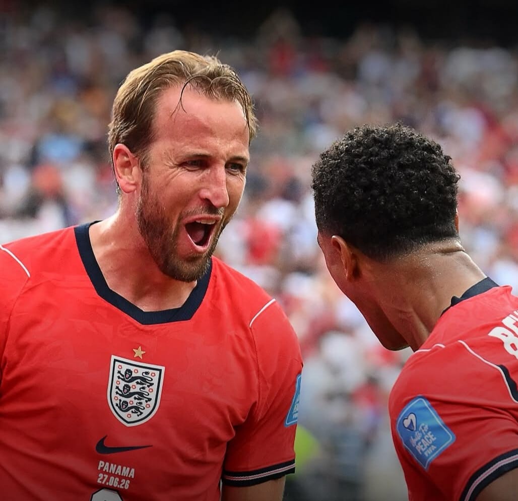 Inglaterra Harry Kane comemora o seu gol com Bellingham