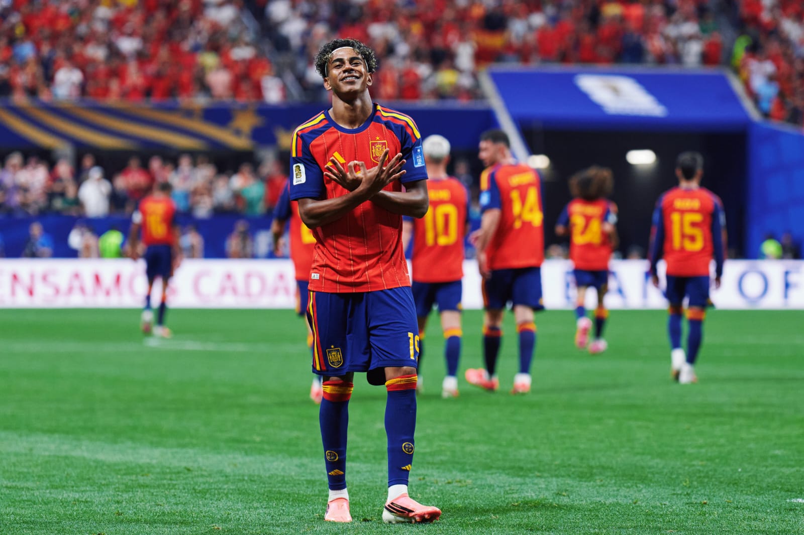 Lamine Yamal em dez minutos de sua primeira partida como titular, faz o primeiro gol em Copas