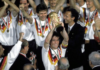 Copa de 1990 Lotthar Mataus ergue a taça do terceiro mundial conquistado pela Alemanha