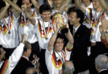 Copa de 1990 Lotthar Mataus ergue a taça do terceiro mundial conquistado pela Alemanha
