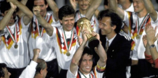 Copa de 1990 Lotthar Mataus ergue a taça do terceiro mundial conquistado pela Alemanha