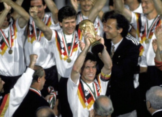 Copa de 1990: malandragem de Maradona faz Brasil voltar mais cedo para casa Copa de 1990 Lotthar Mataus ergue a taça do terceiro mundial conquistado pela Alemanha