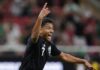 Em dois atos de goleiros, México é o primeiro classificado para o mata-mata da Copa México Luis Romo comemora o gol do México