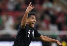 Em dois atos de goleiros, México é o primeiro classificado para o mata-mata da Copa México Luis Romo comemora o gol do México