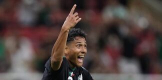 Em dois atos de goleiros, México é o primeiro classificado para o mata-mata da Copa México Luis Romo comemora o gol do México