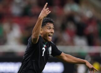 Em dois atos de goleiros, México é o primeiro classificado para o mata-mata da Copa México Luis Romo comemora o gol do México