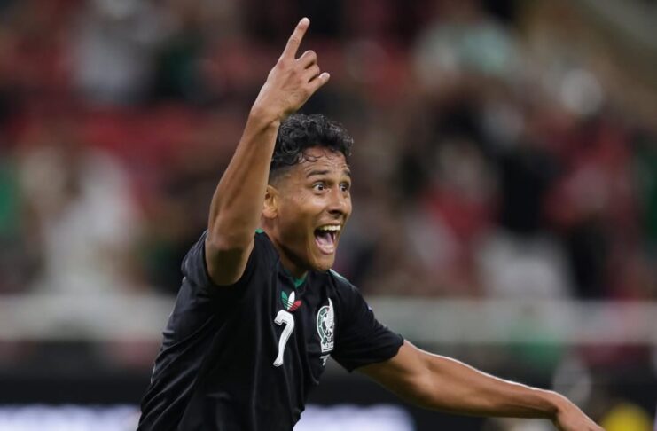 Em dois atos de goleiros, México é o primeiro classificado para o mata-mata da Copa México Luis Romo comemora o gol do México