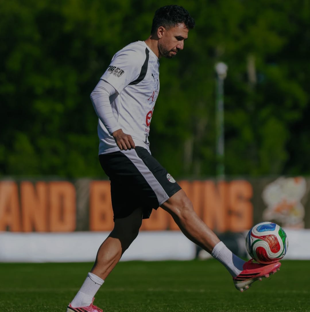 Mahmoud Trezeguet faz parte do trio ofensivo da seleção do Egito no amistoso contra o Brasil / Egyptnt