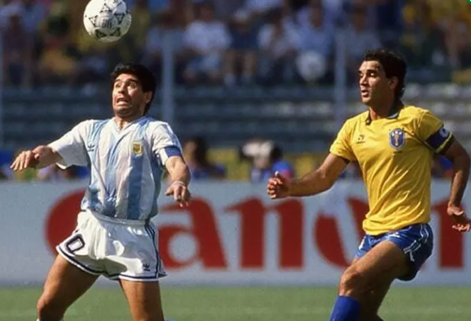 Copa de 1990 Maradona encara a marcação de Ricardo Gomes