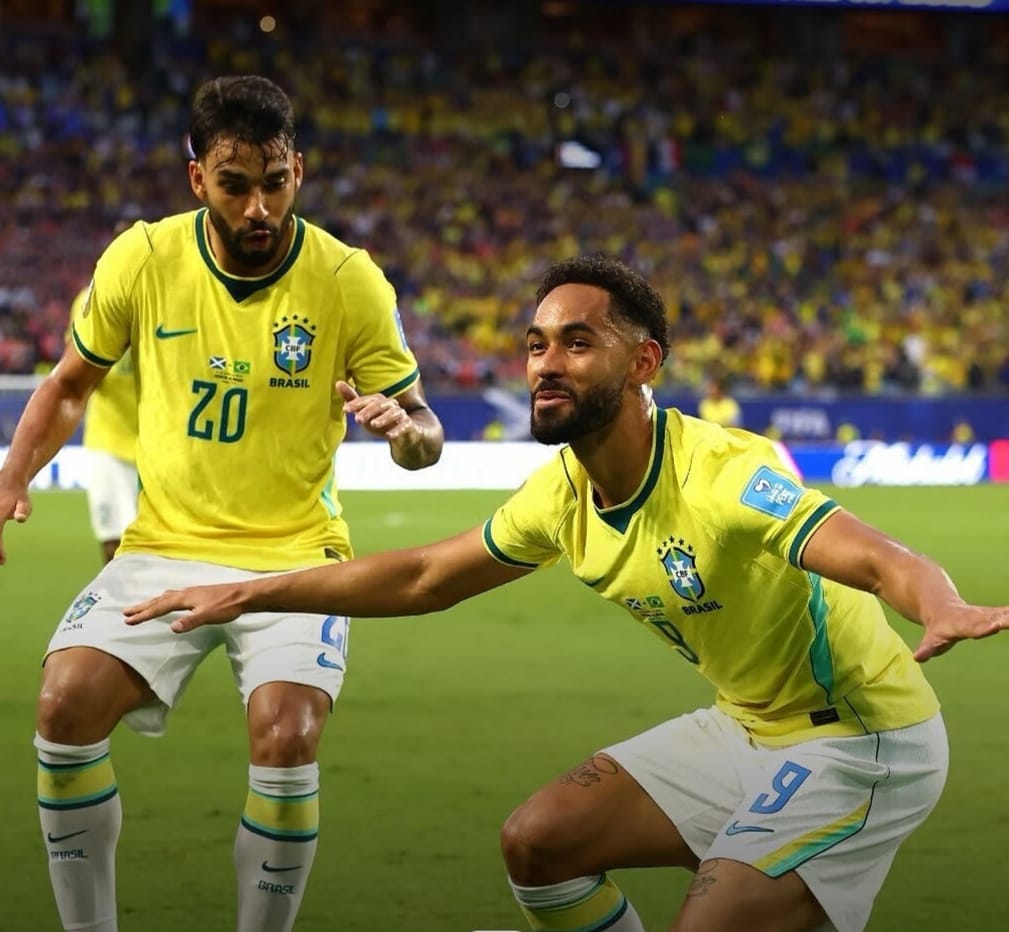 Brasil Matheus Cunha é acompanhado por Lucas Paquetá na comemoração do terceiro gol do Brasil na vitória sobre Escócia