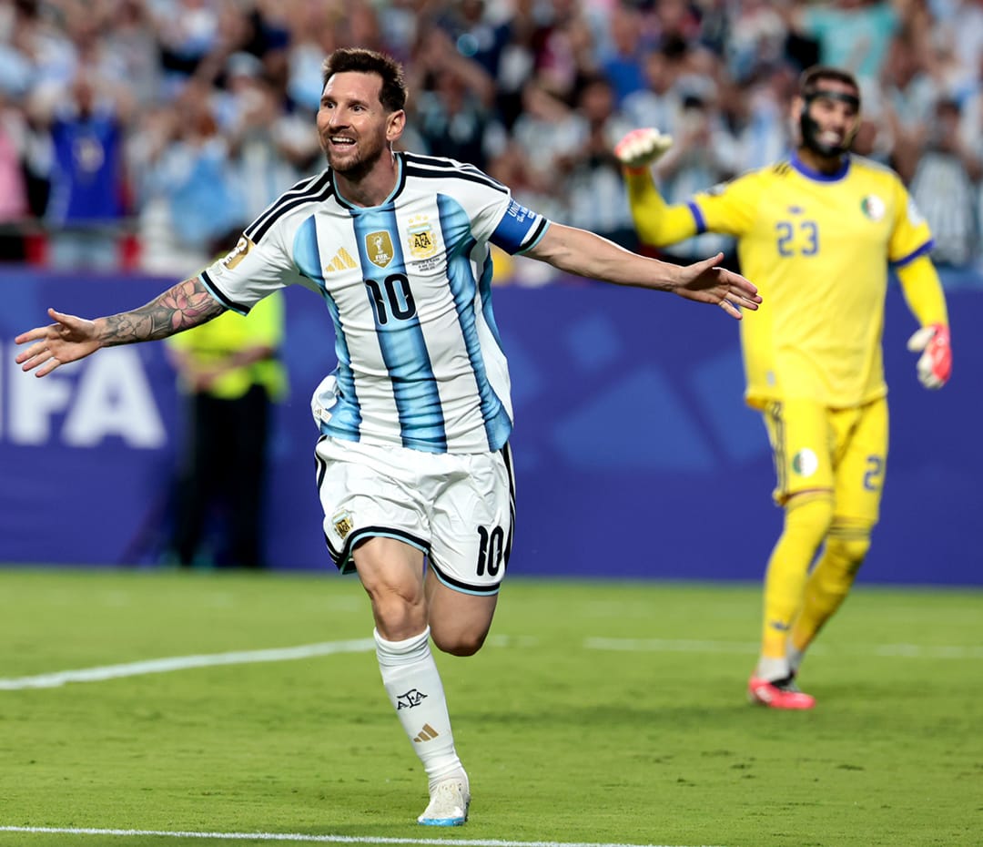 Messi com o goleiro Luca Zidade ao fundo