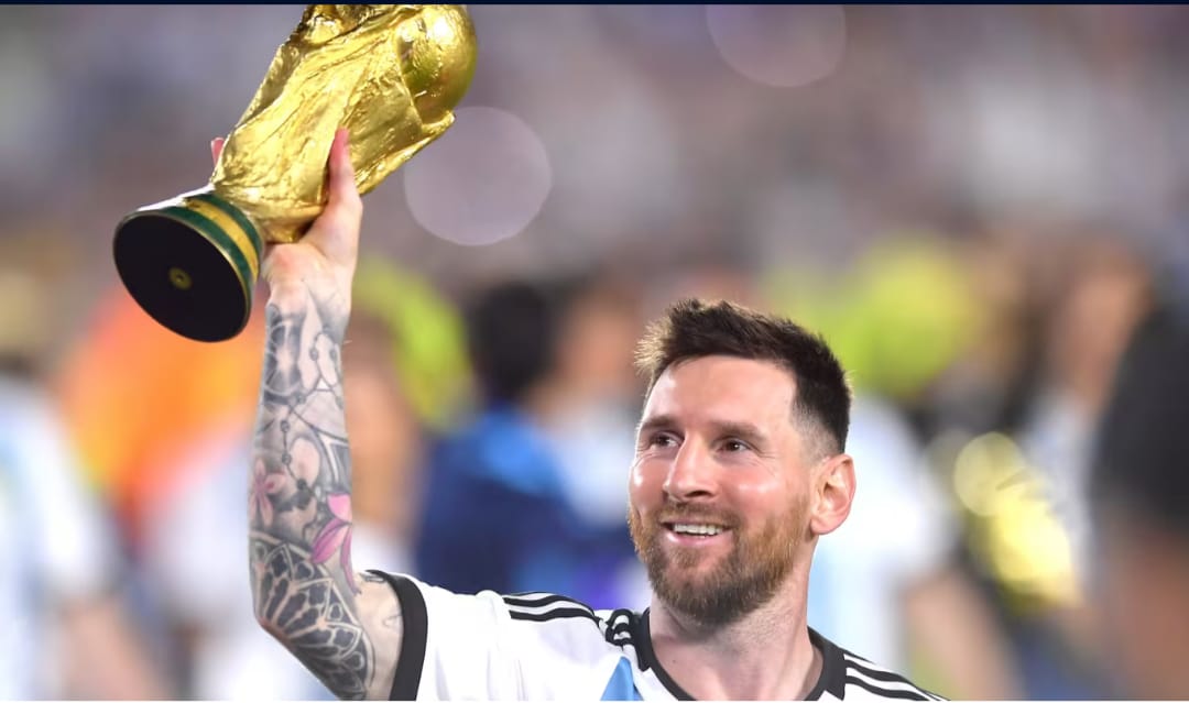 Campeões mundiais Messi celebra a conquista da Argentina na Copa de 2022, no Catar