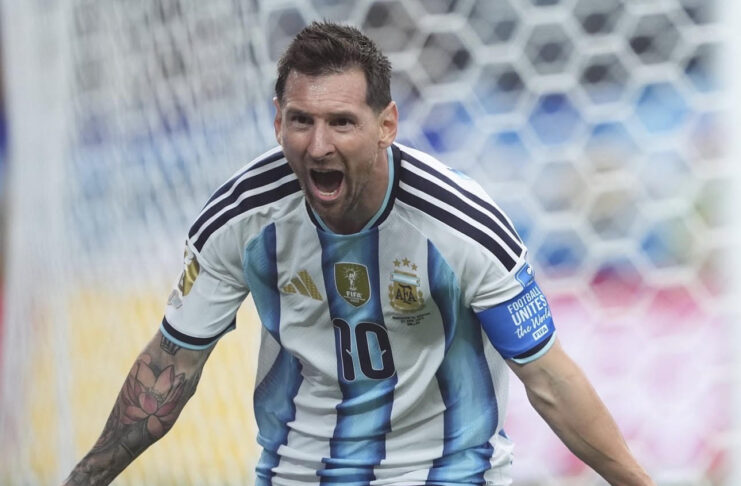 Messi vira maior artilheiro das Copas no dia sagrado de Maradona