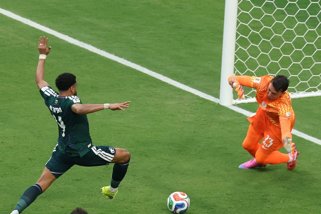 América do Sul O goleiro uruguaio Muslera dá rebote e Al-Amri aproveita para marcar o gol da Arábia Saudita