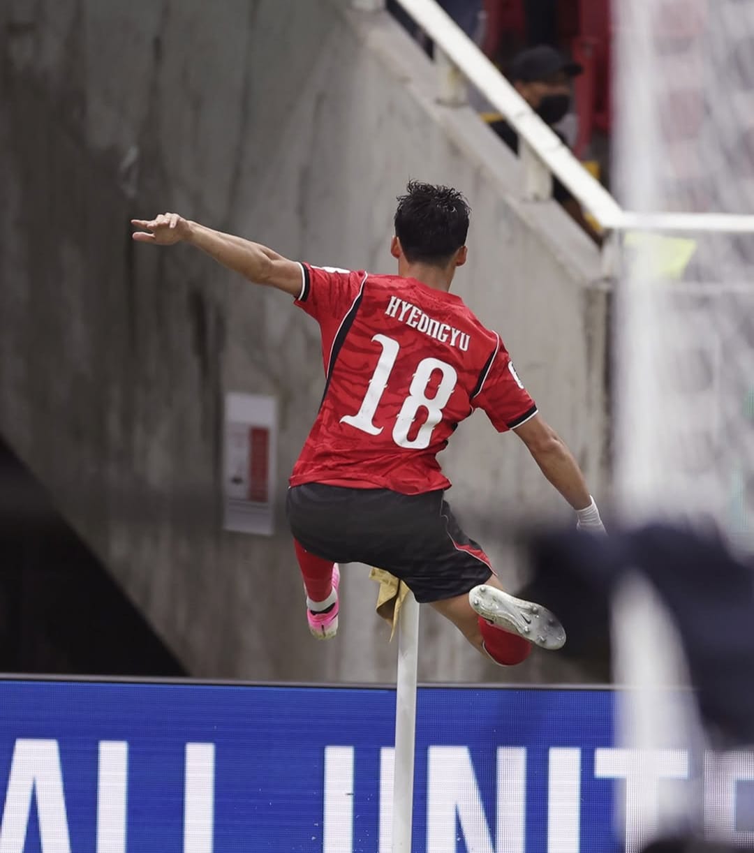 Na comemoração do seu gol, Hyeon-gyu Oh salta para chutar a bandeirinha de escanteio, na vidada sobre a Tchéquia