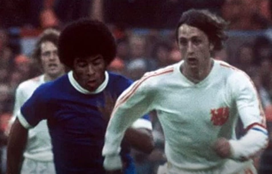 Copa de 1974 Na disputa por vaga à decisão, Cruyff na disputa com Jairzinho leva a melhor e coloca Holanda na final
