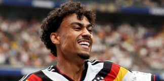 Alemanha Nathaniel Brown comemora o seu primeiro gol com a camisa da seleção da Alemanha