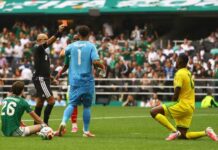 Com três expulsões, Wilton Pereira Sampaio mostra autoridade em estreia histórica no Mundial Wilton Pereira Sampaio No primeiro cartão vermelho da Copa do Mundo, Wilton Pereira Sampaio expulsa o sul-africano Yaya Sithole