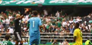Wilton Pereira Sampaio No primeiro cartão vermelho da Copa do Mundo, Wilton Pereira Sampaio expulsa o sul-africano Yaya Sithole