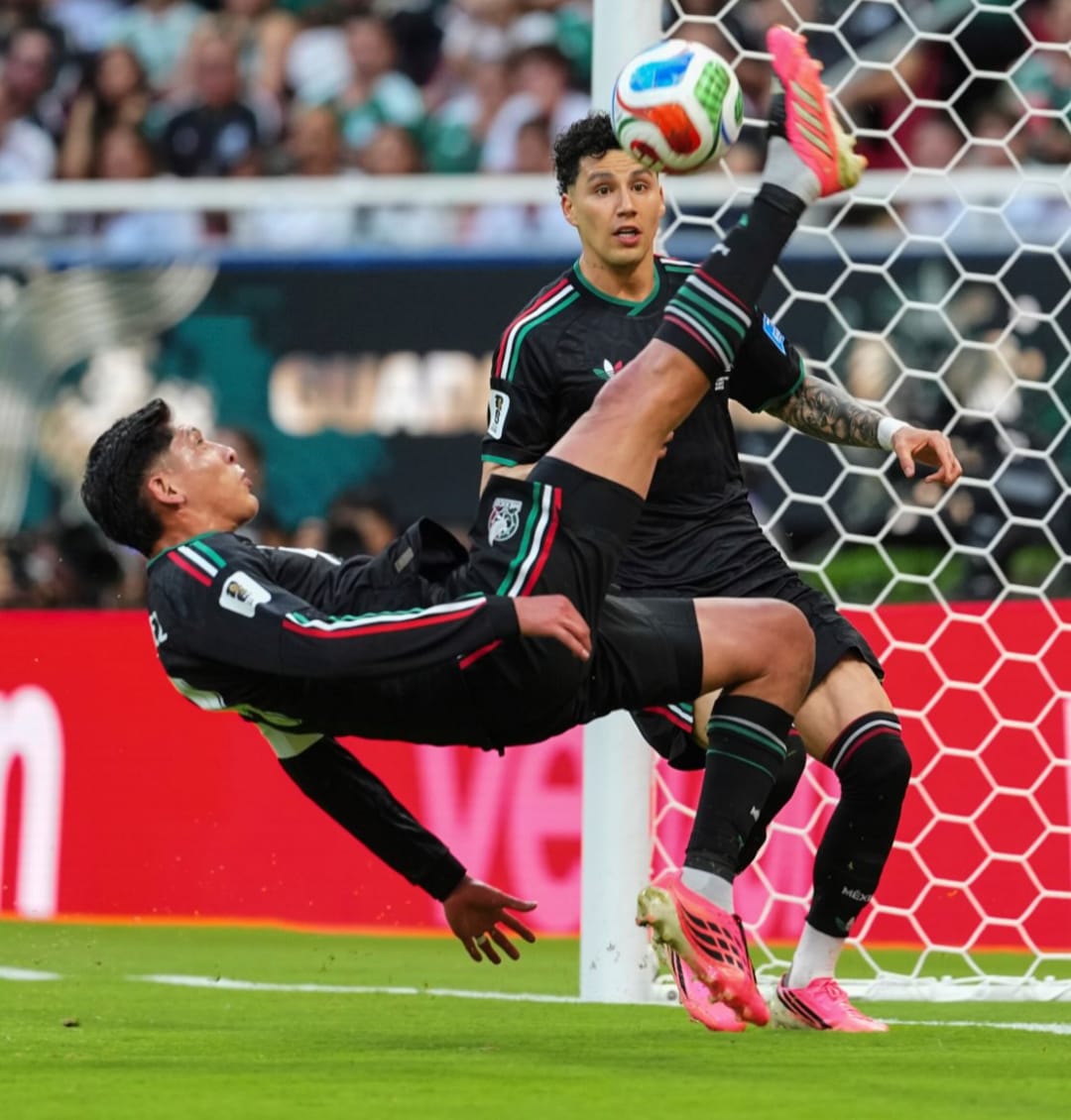 O capitão mexicano, Edson Álvarez, faz malabarismo na pequena área e evita o gol do coreano Son Heung-min