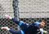 Na última rodada, terminar em terceiro lugar pode classificar ou destruir uma campanha Copa O goleiro escocês Angus Gunn em treino de finalização para encarara o ataque brasileiro no duelo decisivo pelo Grupo C