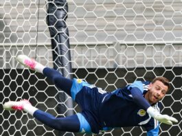 Copa O goleiro escocês Angus Gunn em treino de finalização para encarara o ataque brasileiro no duelo decisivo pelo Grupo C